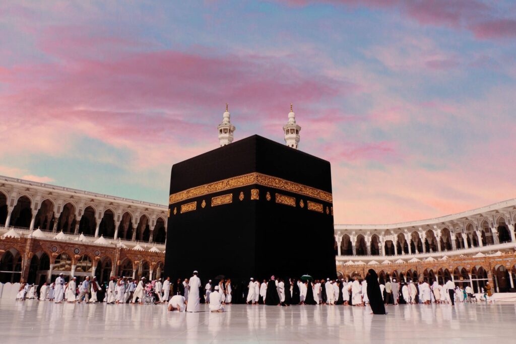 kaaba-cloudy-pink-sky-a2wif1x8on9qihxv